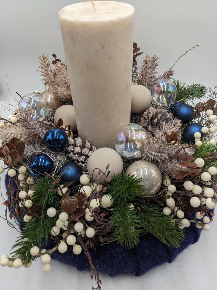 Weihnachtskranz Kugel Beeren Tanne blau