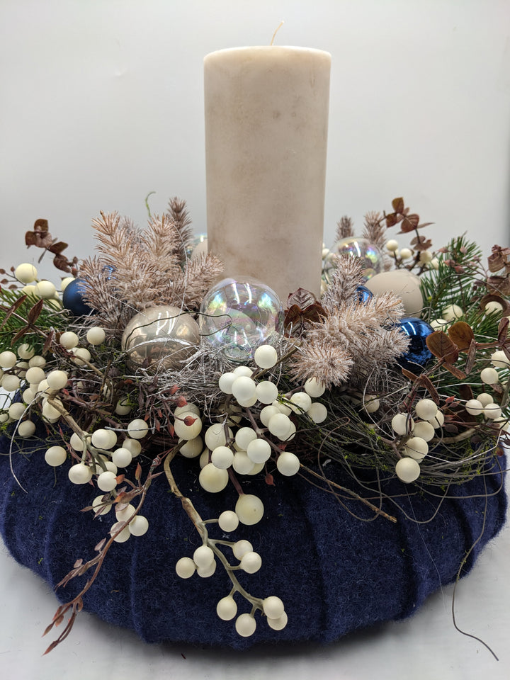 Weihnachtskranz Kugel Beeren Tanne blau