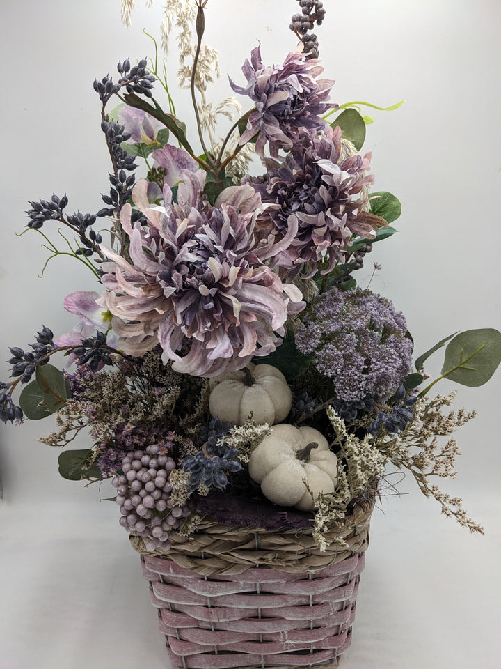 Herbstgesteck Kürbis Chrysantheme flieder
