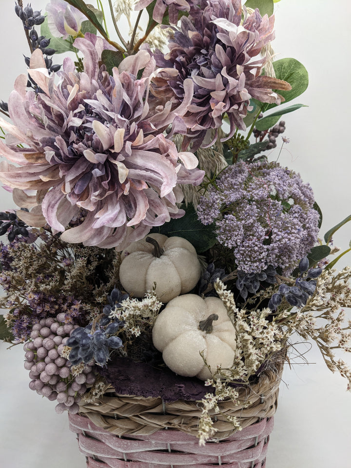 Herbstgesteck Kürbis Chrysantheme flieder