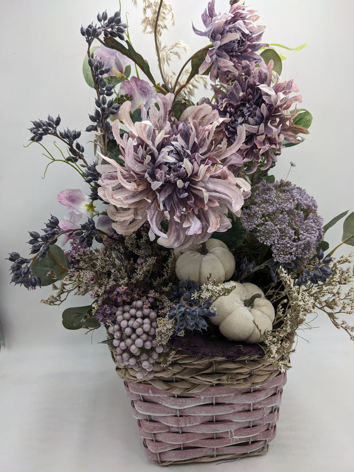 Herbstgesteck Kürbis Chrysantheme flieder