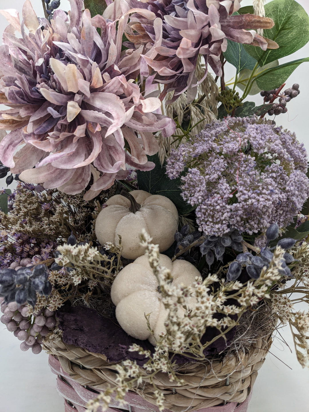 Herbstgesteck Kürbis Chrysantheme flieder