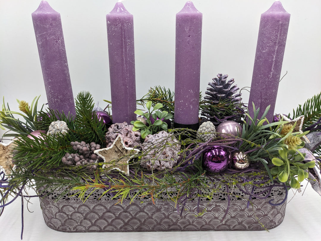 Adventsgesteck Kugel Stern Beeren flieder