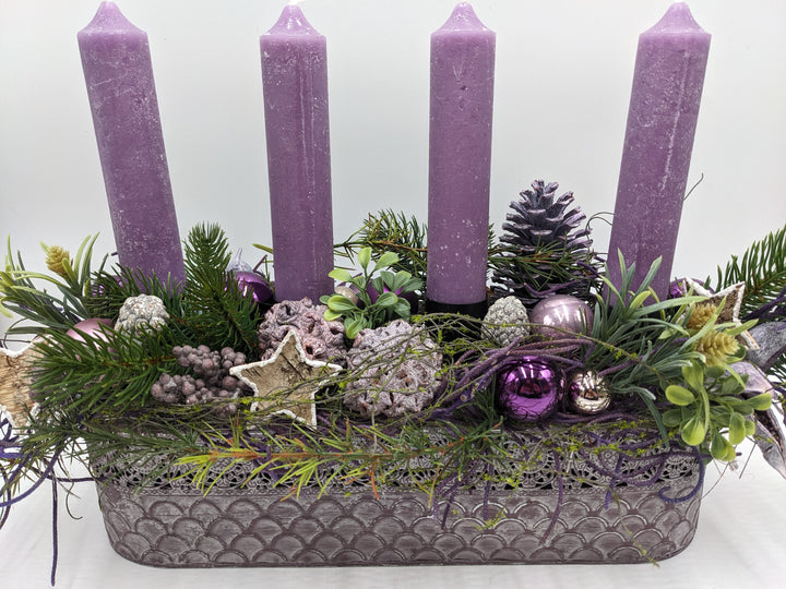 Adventsgesteck Kugel Stern Beeren flieder