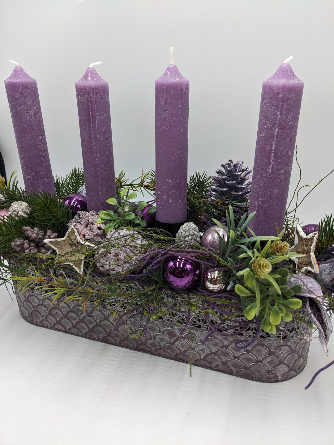 Adventsgesteck Kugel Stern Beeren flieder
