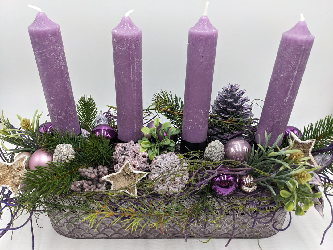 Adventsgesteck Kugel Stern Beeren flieder