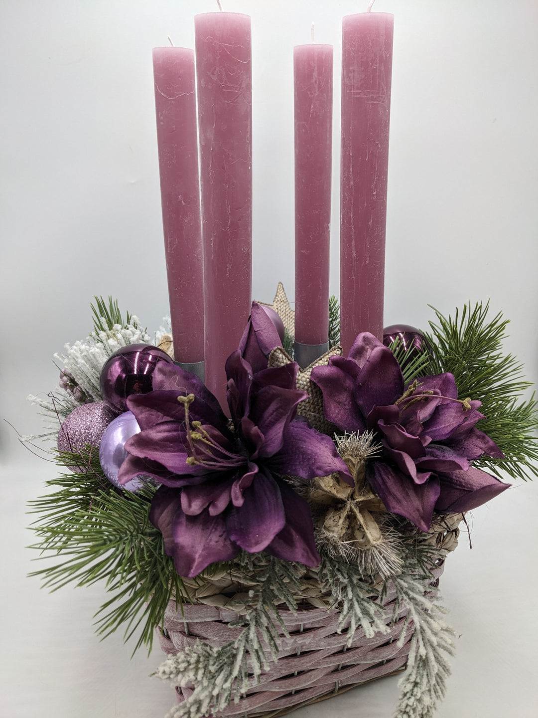 Adventsgesteck Kugel Stern Amaryllis lila