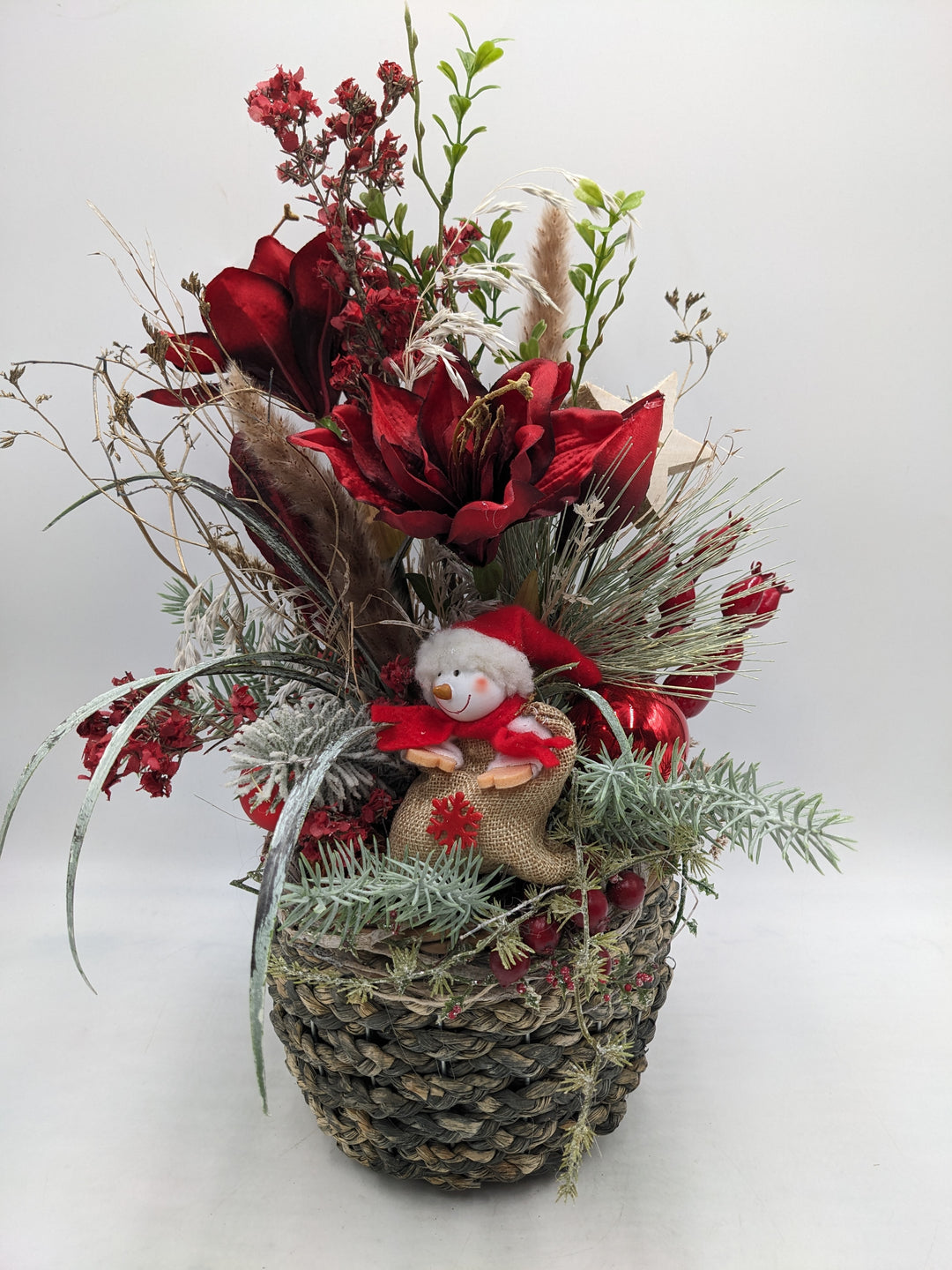 Weihnachtsgesteck Kugel Männchen Amaryllis rot