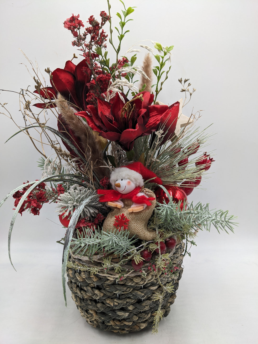 Weihnachtsgesteck Kugel Männchen Amaryllis rot
