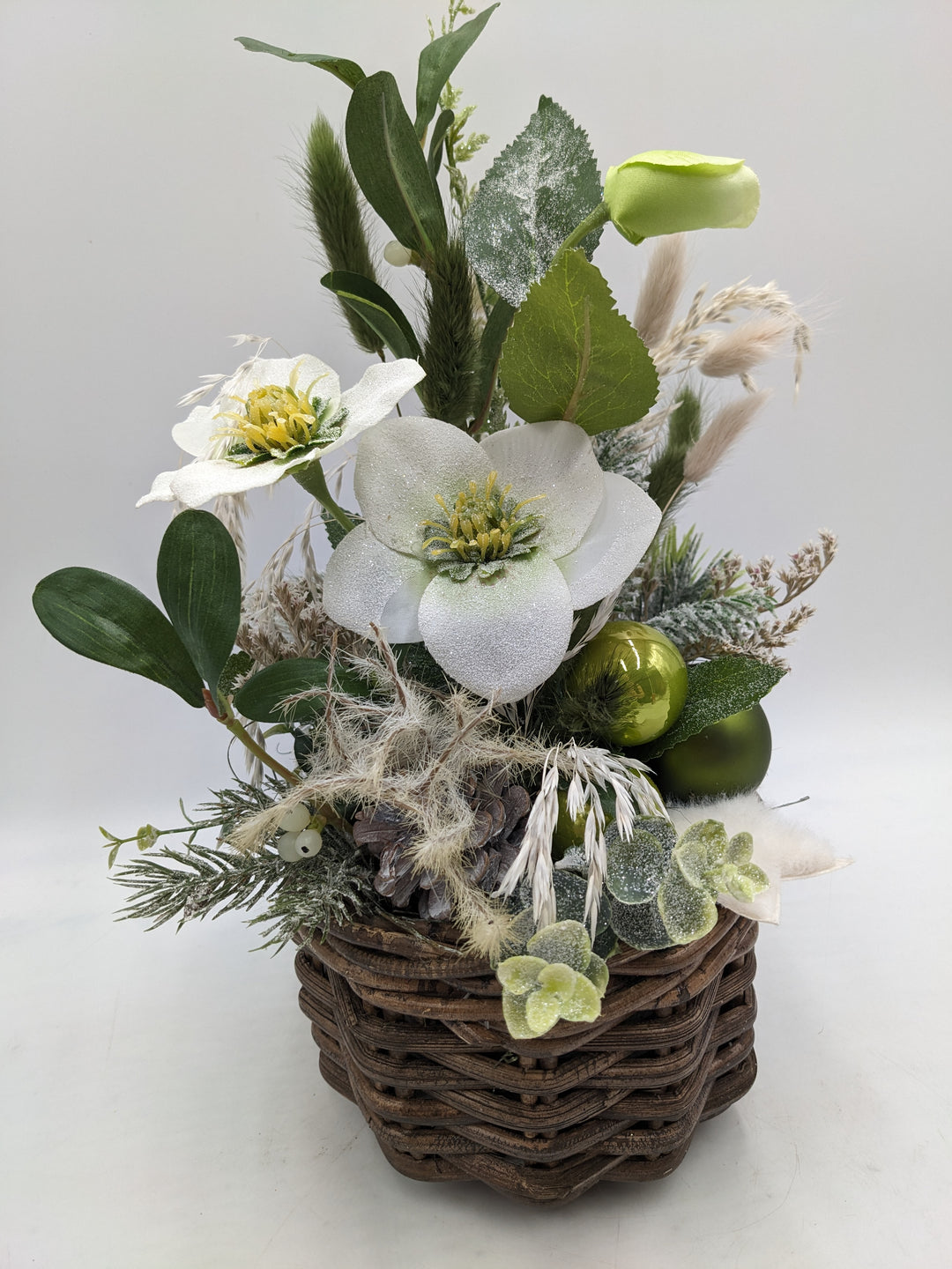Weihnachtsgesteck Kugel Stern Christrose grün
