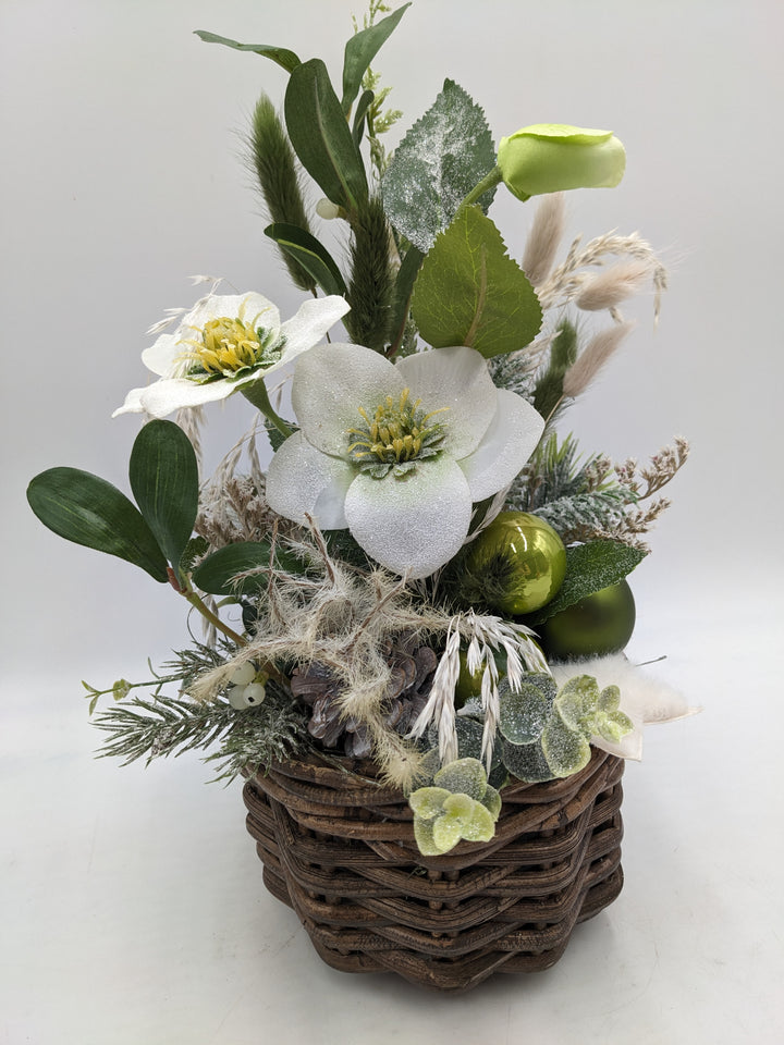 Weihnachtsgesteck Kugel Stern Christrose grün