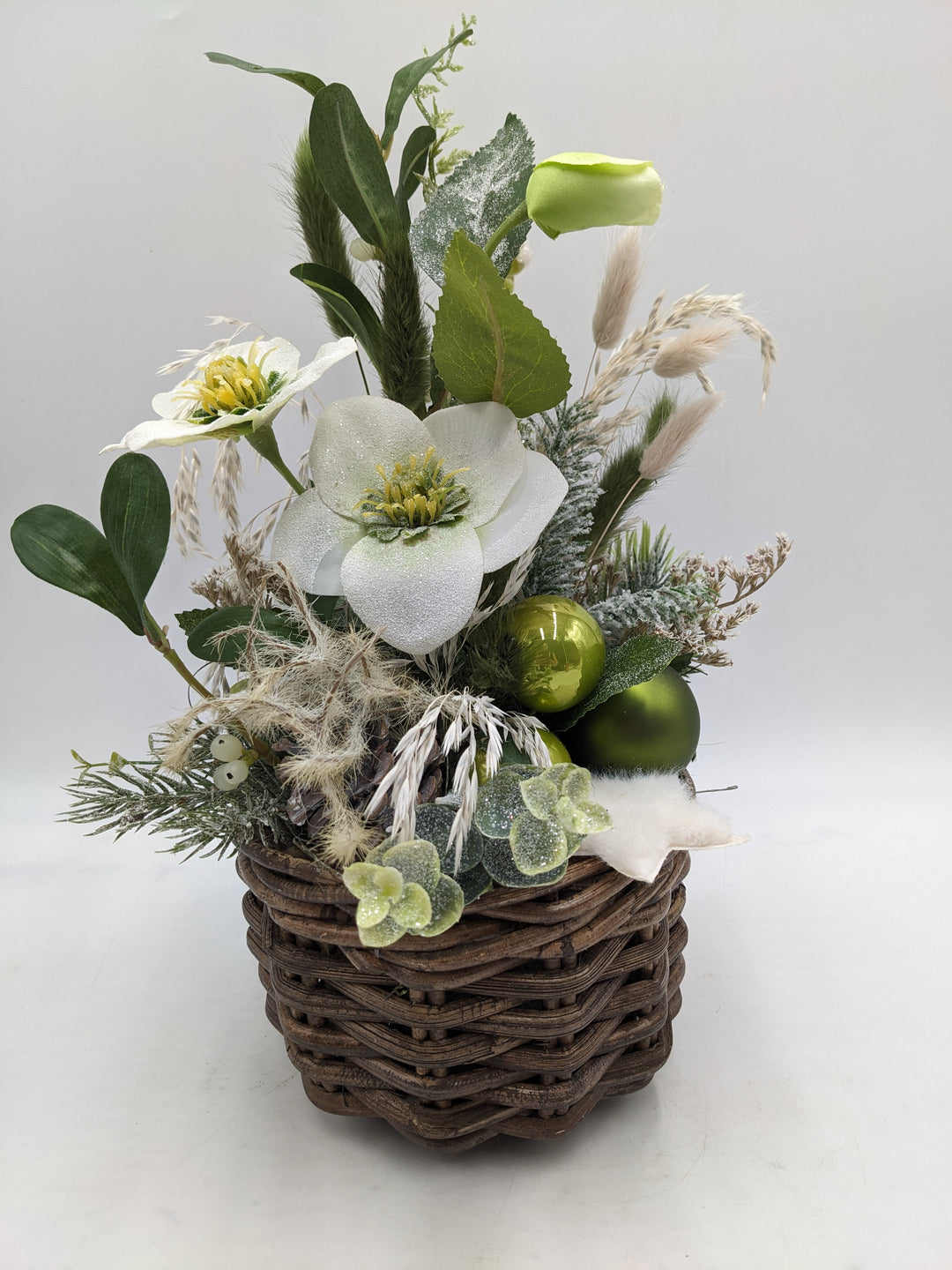 Weihnachtsgesteck Kugel Stern Christrose grün