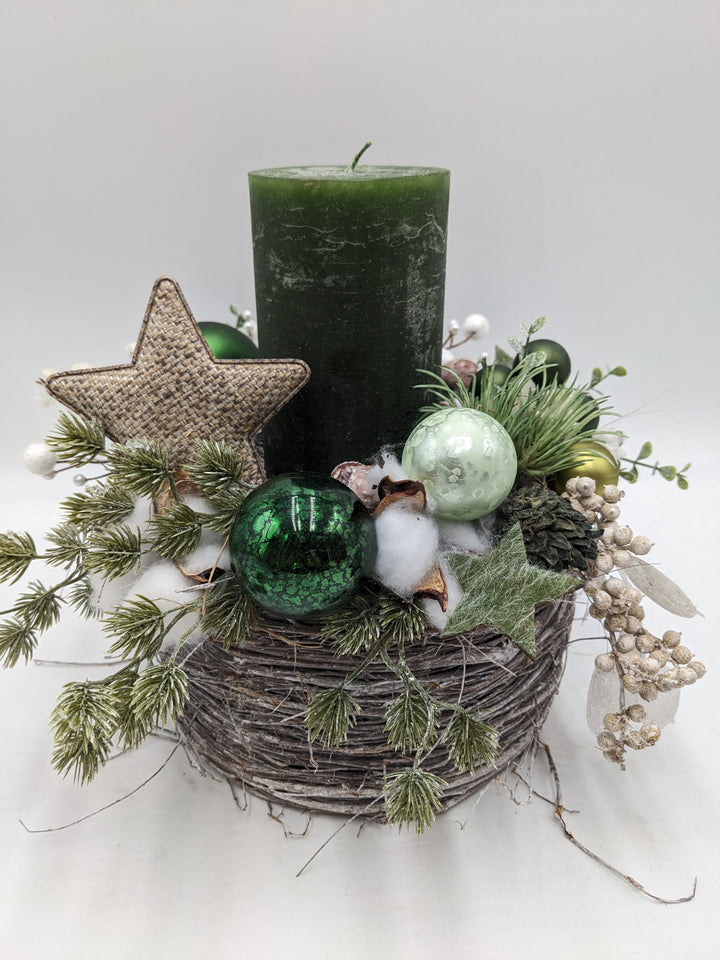 Weihnachtsgesteck Kugel Stern Beeren grün
