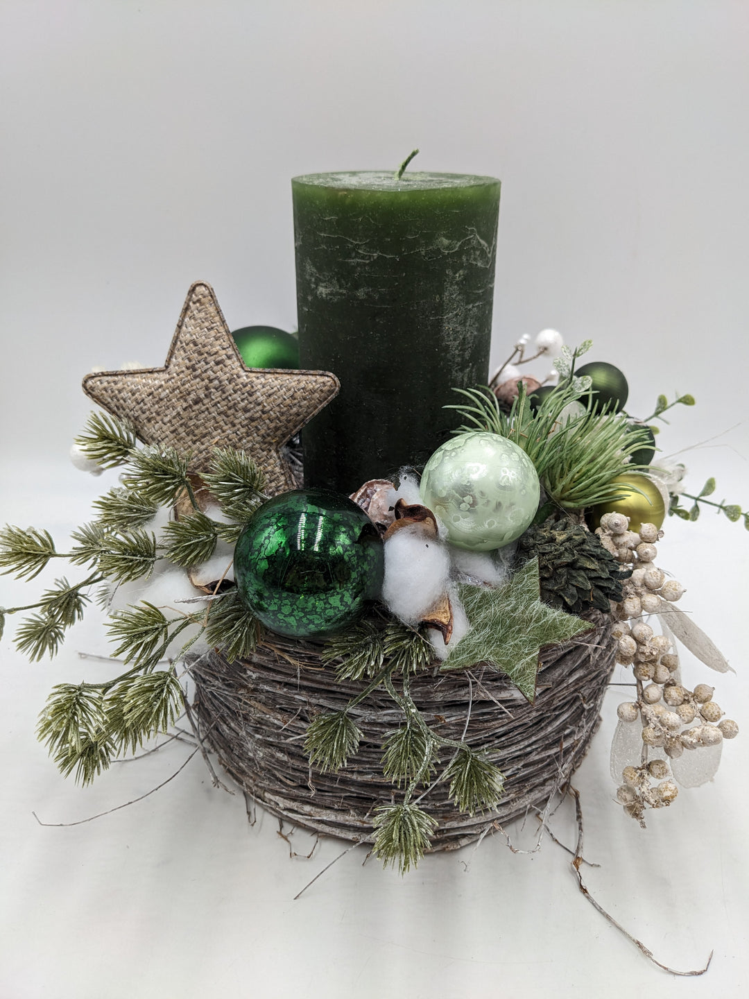 Weihnachtsgesteck Kugel Stern Beeren grün