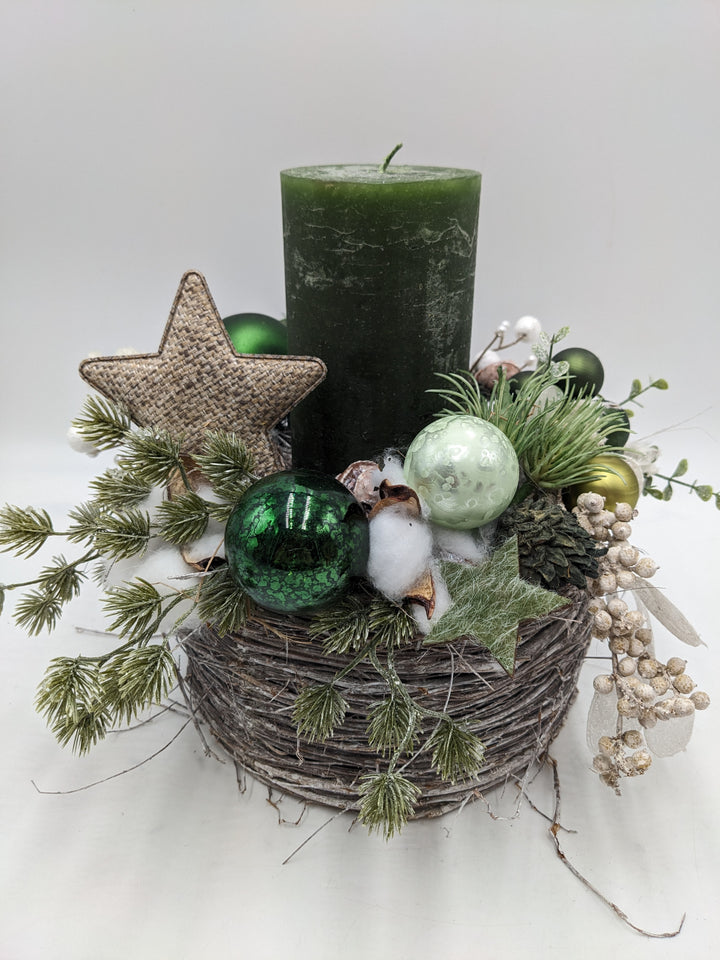 Weihnachtsgesteck Kugel Stern Beeren grün