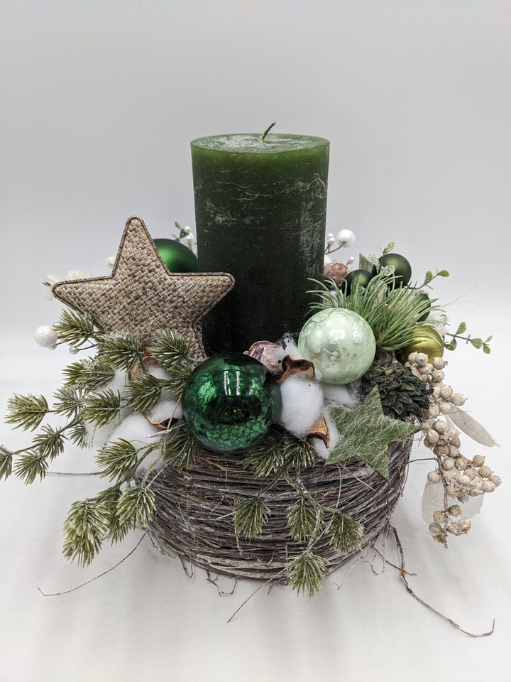 Weihnachtsgesteck Kugel Stern Beeren grün