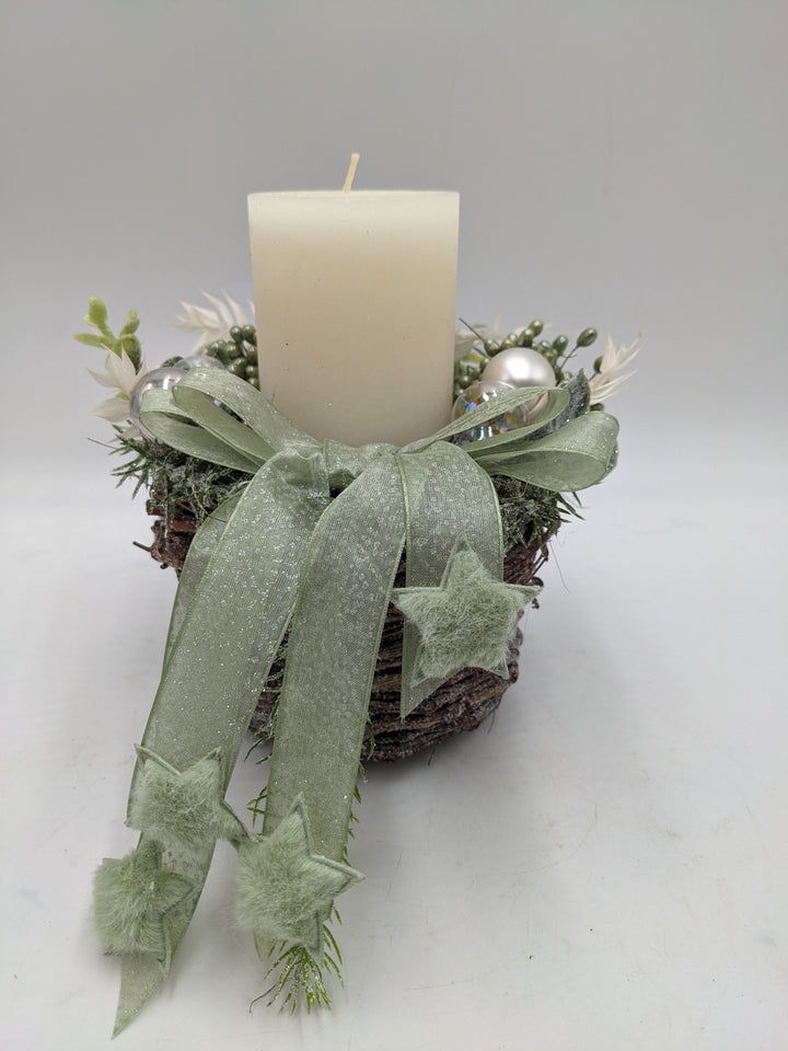 Weihnachtsgesteck Kugel Stern Beeren mint