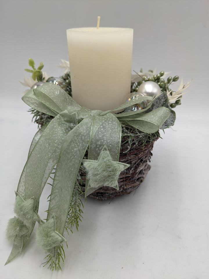 Weihnachtsgesteck Kugel Stern Beeren mint