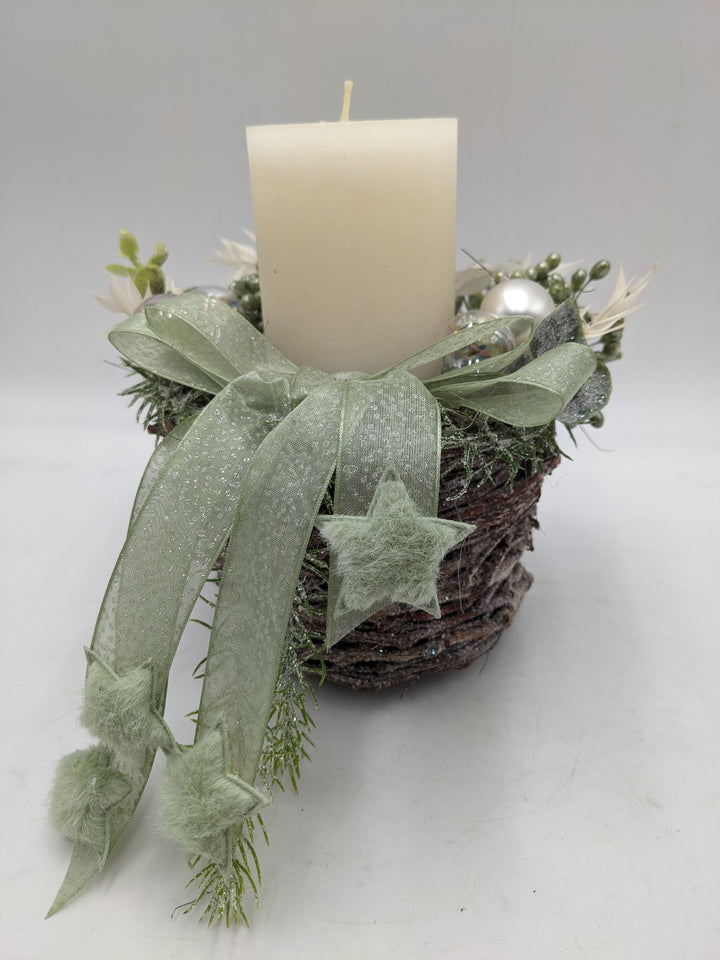 Weihnachtsgesteck Kugel Stern Beeren mint