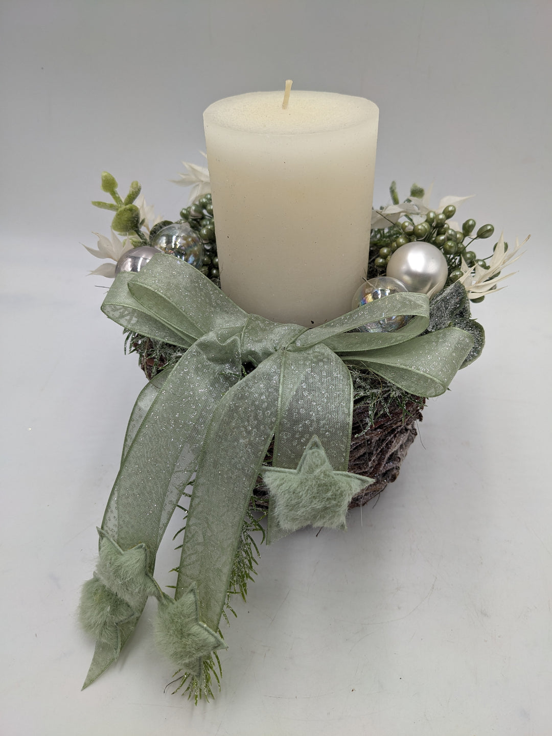 Weihnachtsgesteck Kugel Stern Beeren mint