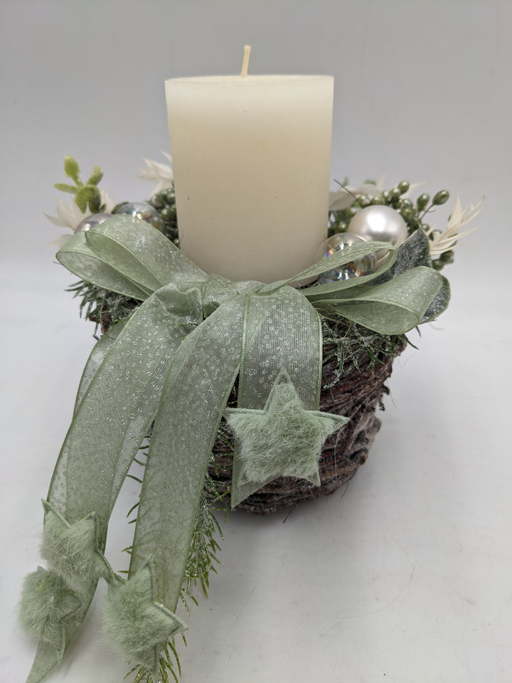 Weihnachtsgesteck Kugel Stern Beeren mint