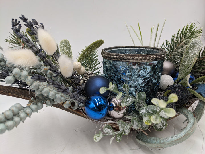 Weihnachtsgesteck Teelicht Kugel Beeren blau