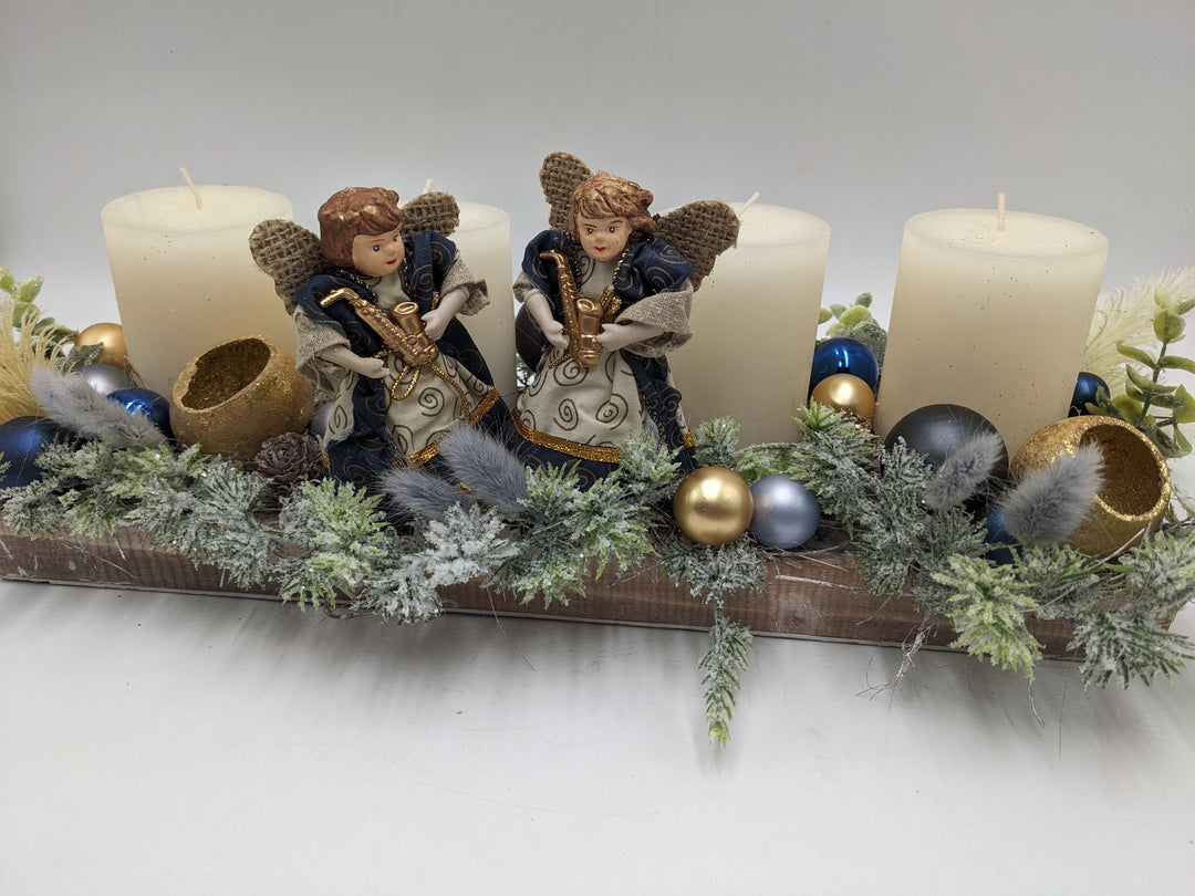 Adventsgesteck Kugel Engel Zapfen creme