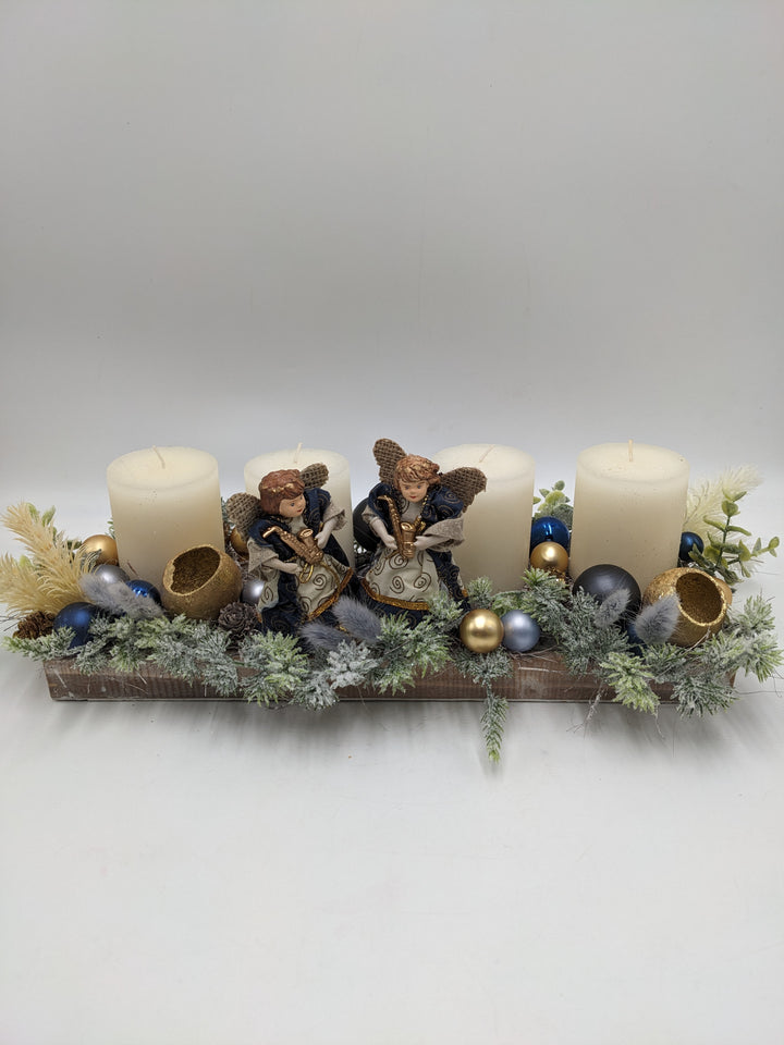Adventsgesteck Kugel Engel Zapfen creme