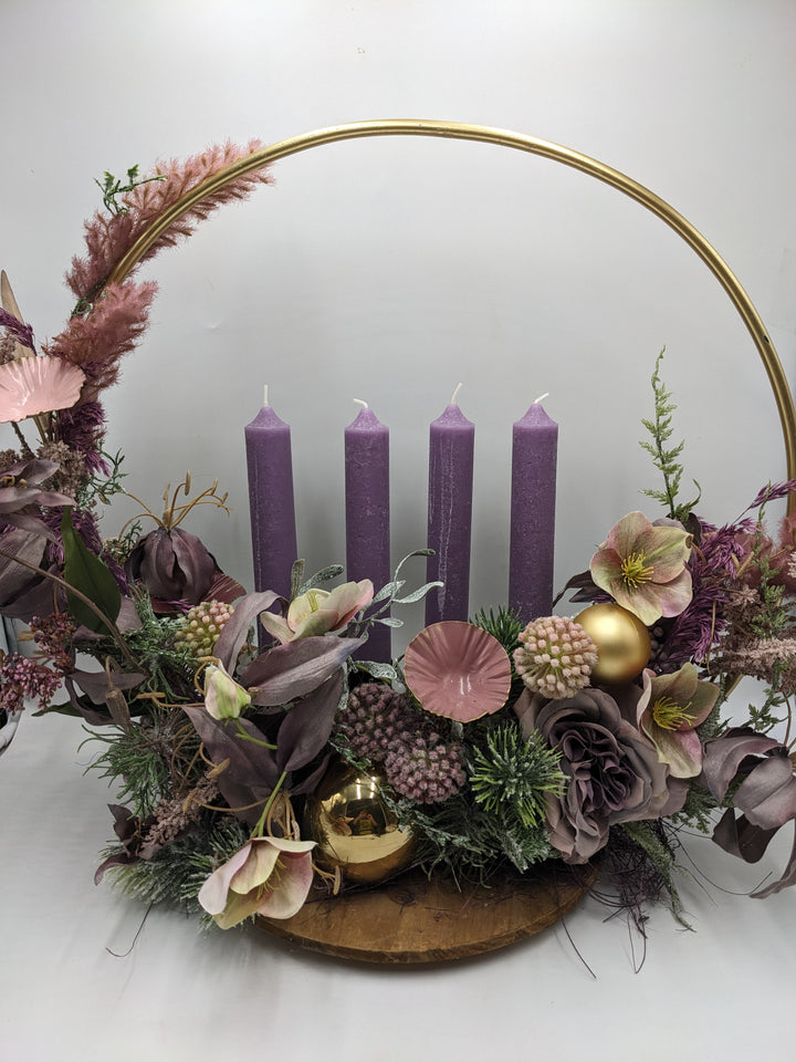 Adventsgesteck Kugel Christrose lila