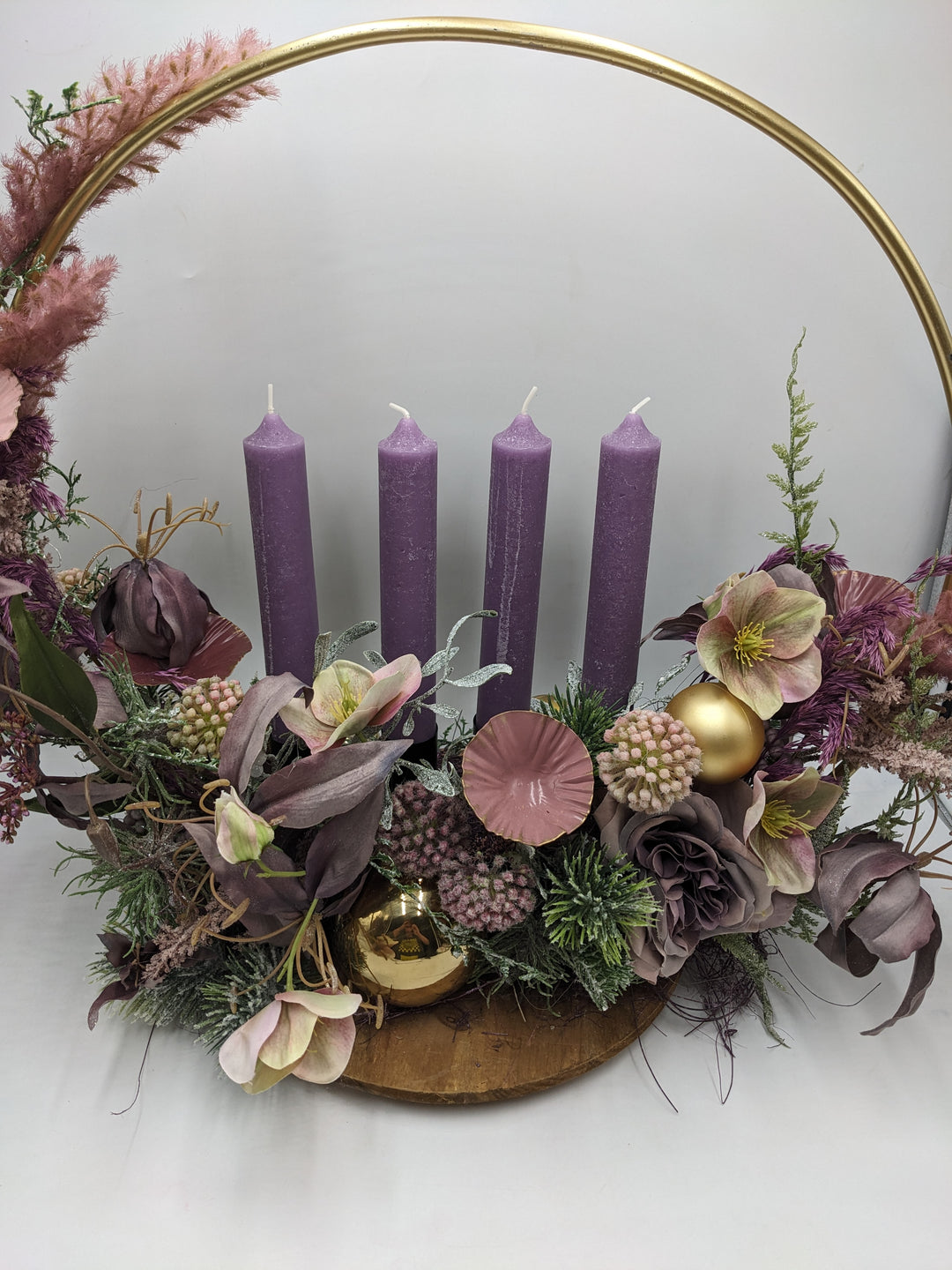 Adventsgesteck Kugel Christrose lila