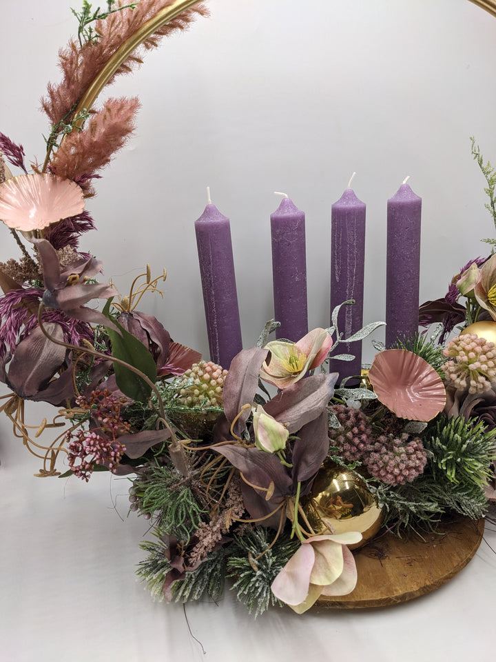 Adventsgesteck Kugel Christrose lila