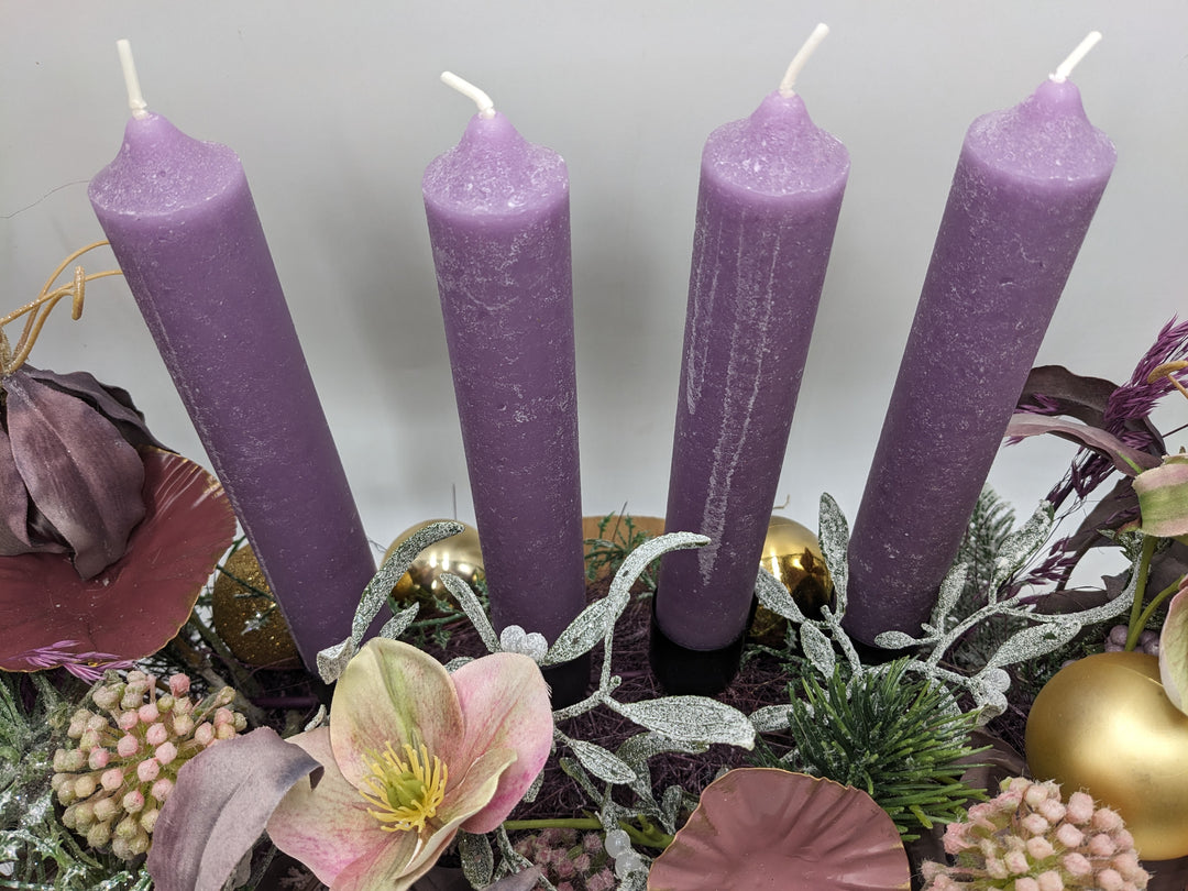 Adventsgesteck Kugel Christrose lila