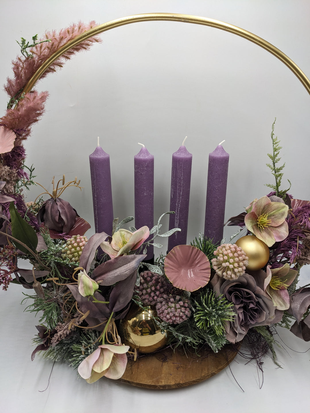 Adventsgesteck Kugel Christrose lila