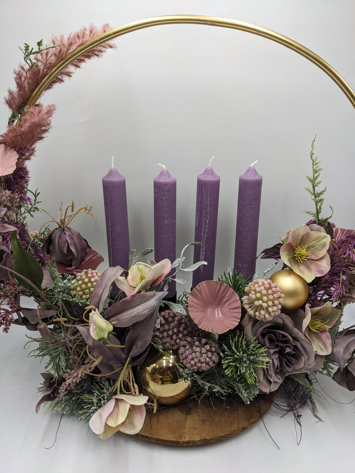 Adventsgesteck Kugel Christrose lila