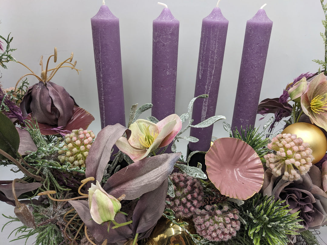 Adventsgesteck Kugel Christrose lila