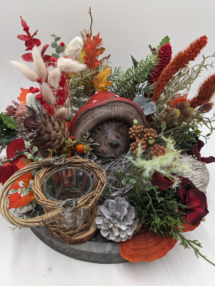 Herbstgesteck Teelicht Igel Zapfen orange