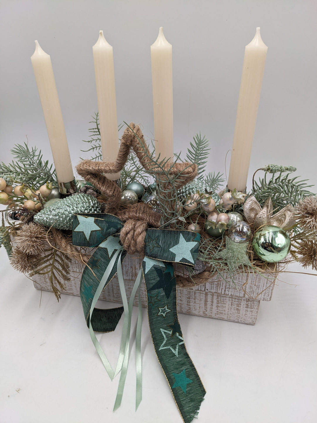 Adventsgesteck Kugel Schleife Stern grün