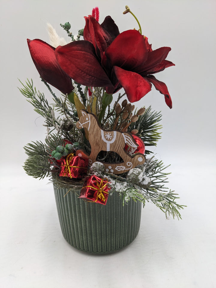Weihnachtsgesteck Kugel Schaukelpferd Amaryllis rot