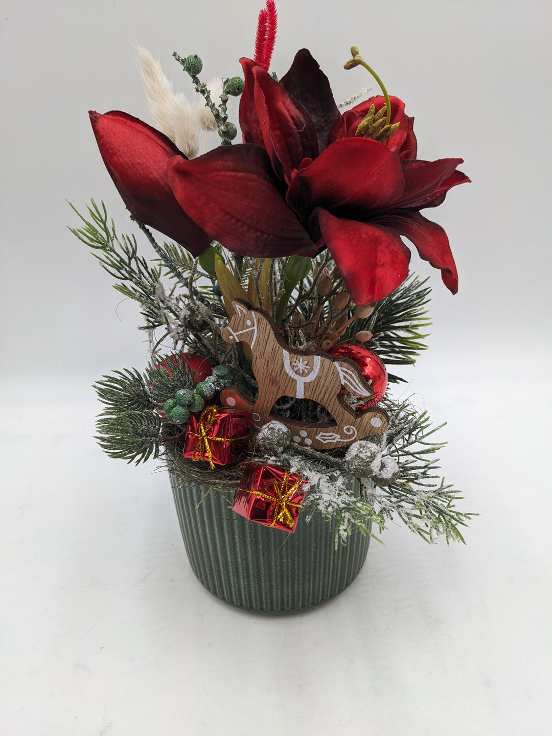 Weihnachtsgesteck Kugel Schaukelpferd Amaryllis rot