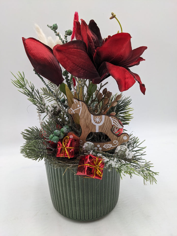 Weihnachtsgesteck Kugel Schaukelpferd Amaryllis rot