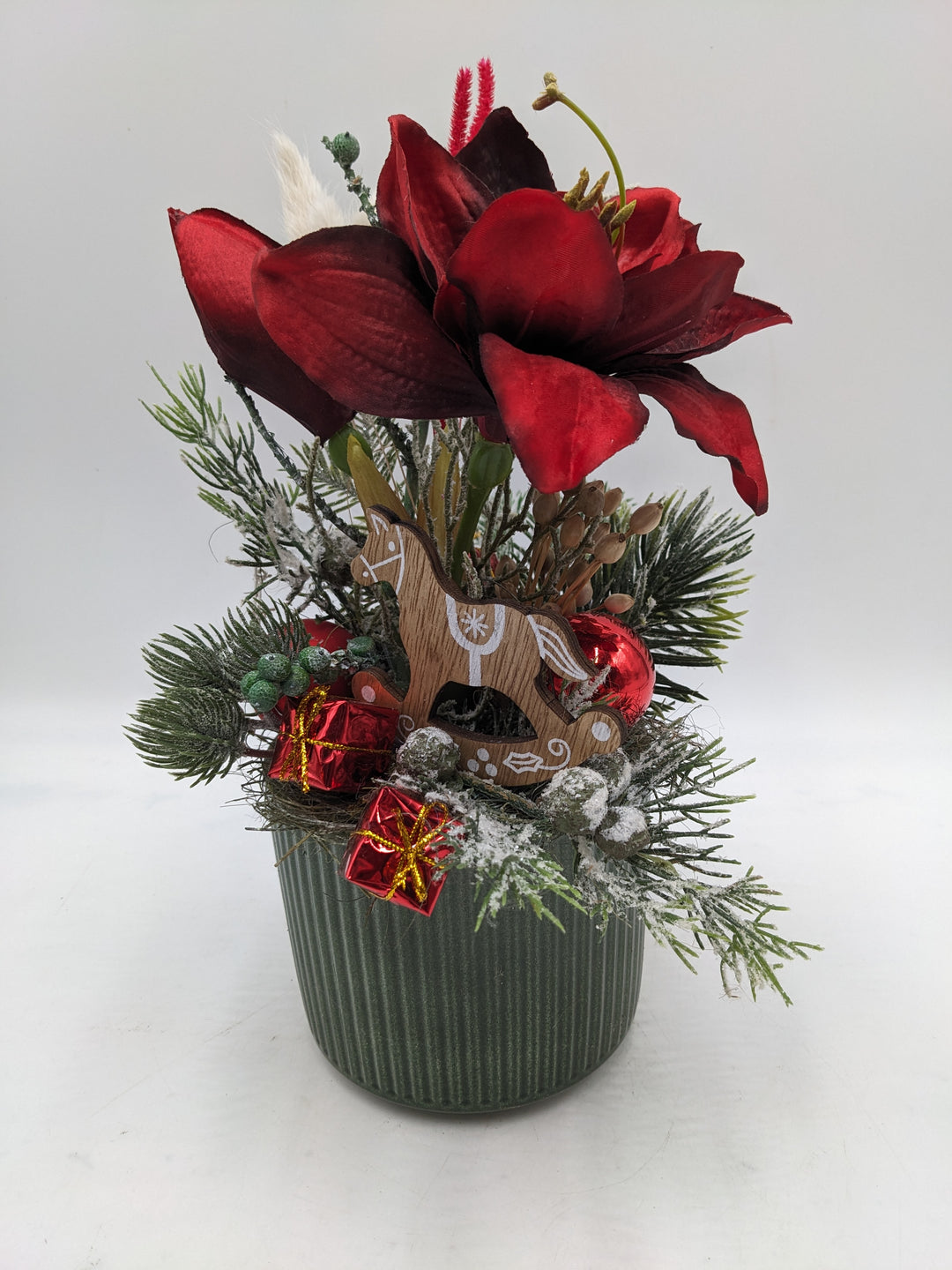 Weihnachtsgesteck Kugel Schaukelpferd Amaryllis rot