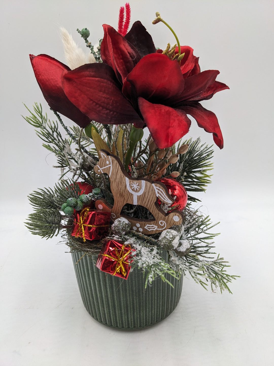Weihnachtsgesteck Kugel Schaukelpferd Amaryllis rot