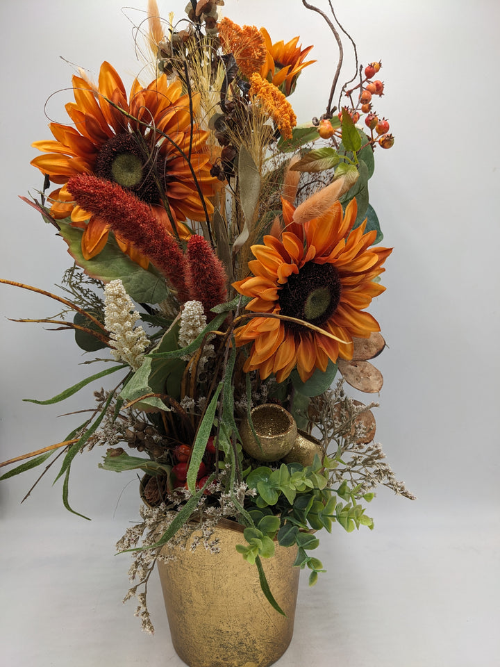Sommergesteck Sonnenblume Beeren orange