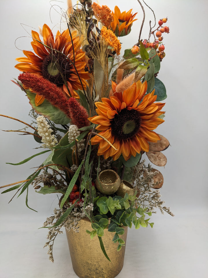 Sommergesteck Sonnenblume Beeren orange