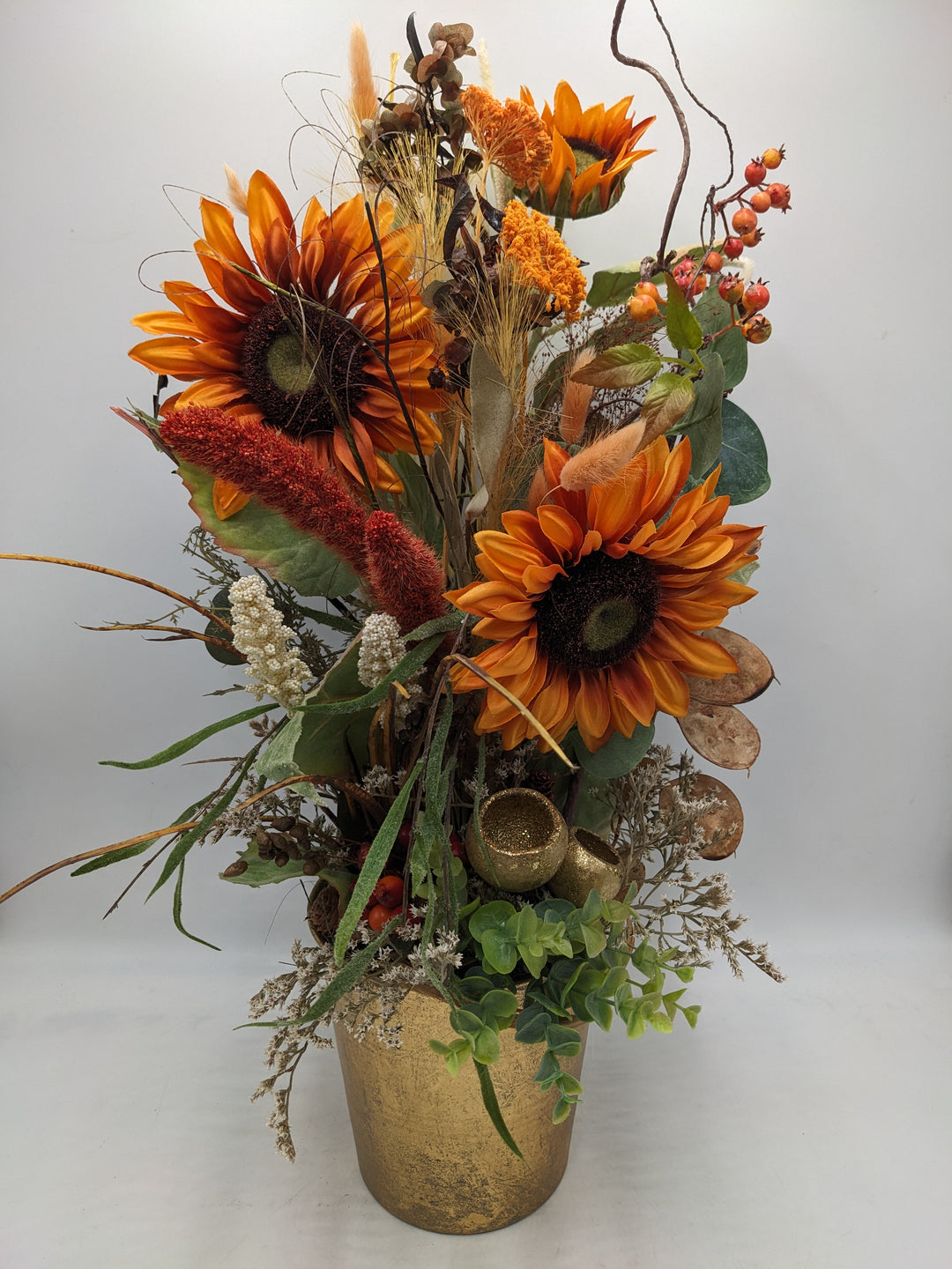 Sommergesteck Sonnenblume Beeren orange