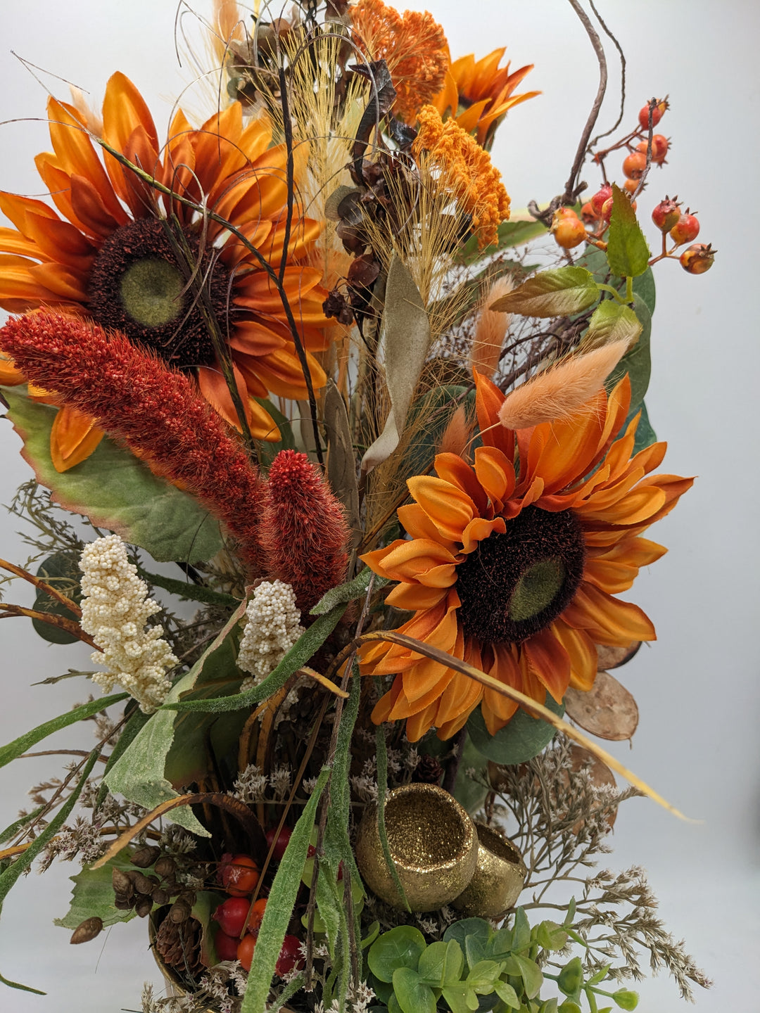 Sommergesteck Sonnenblume Beeren orange