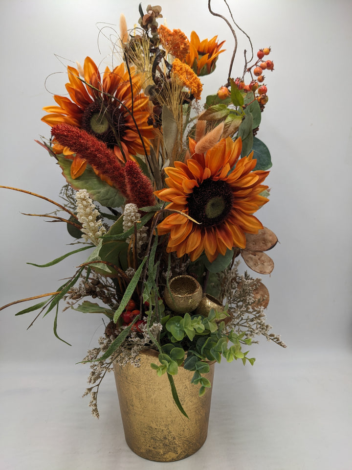 Sommergesteck Sonnenblume Beeren orange