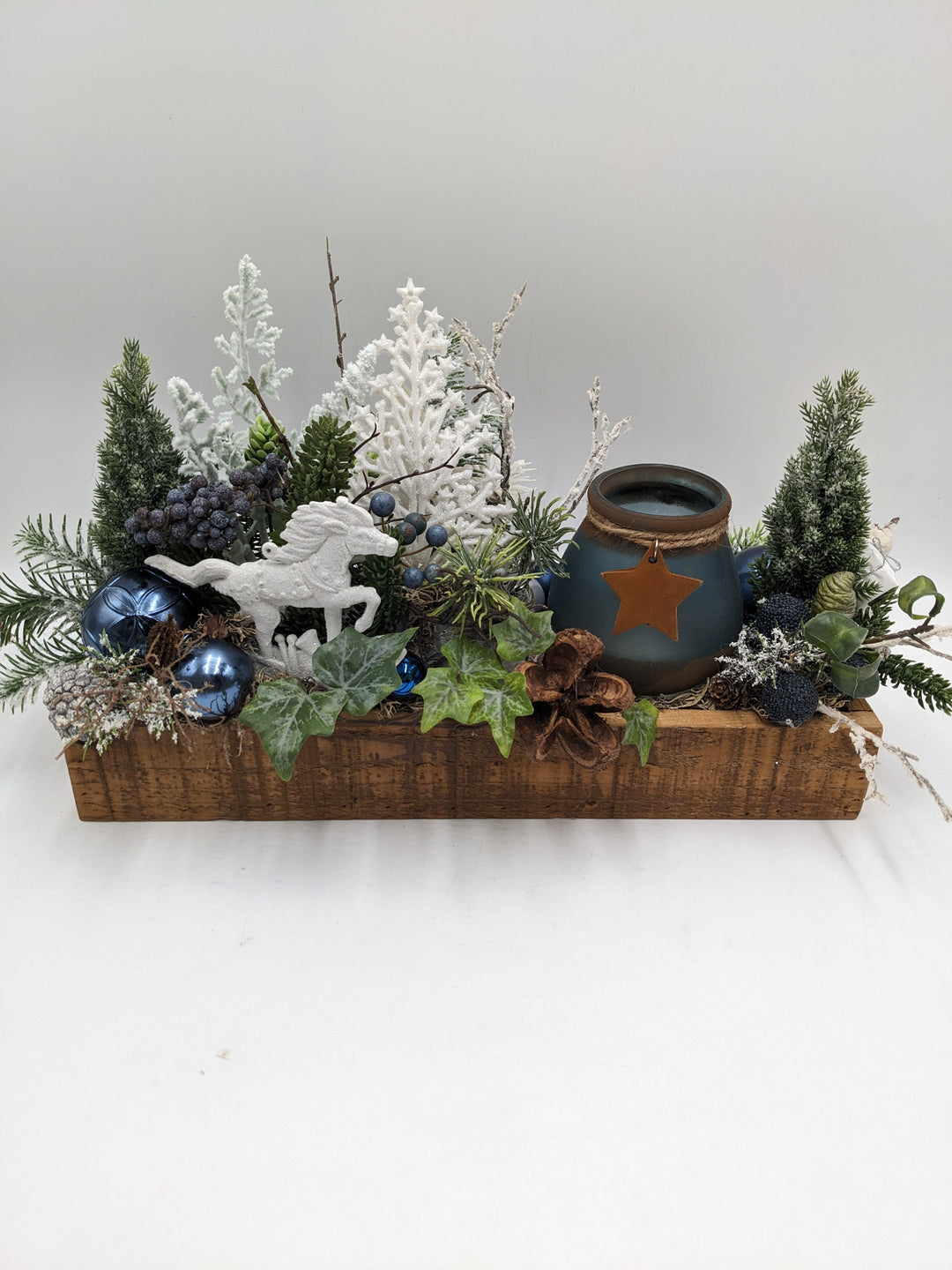Weihnachtsgesteck Teelicht Schaukelpferd blau