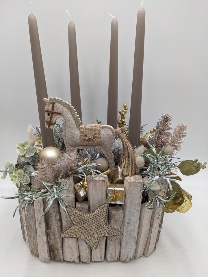 Adventsgesteck Stern Geschenk Schaukelpferd taupe