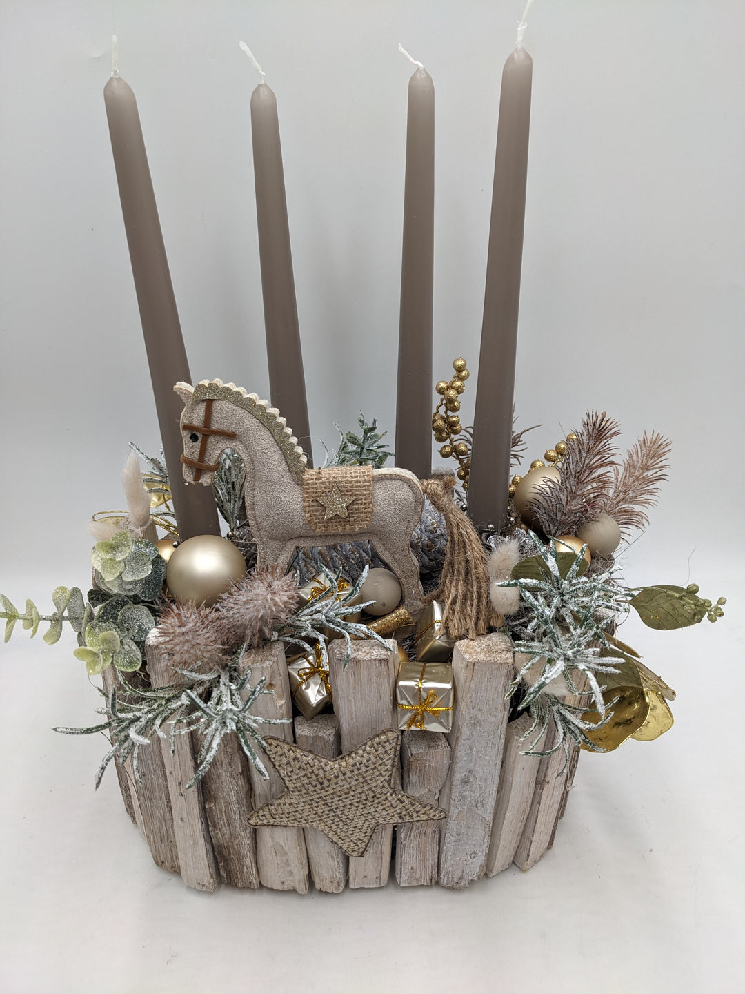 Adventsgesteck Stern Geschenk Schaukelpferd taupe